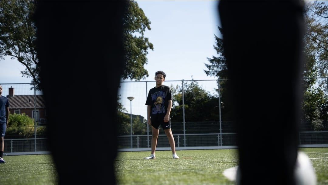 Speler wacht geconcentreerd op zijn beurt