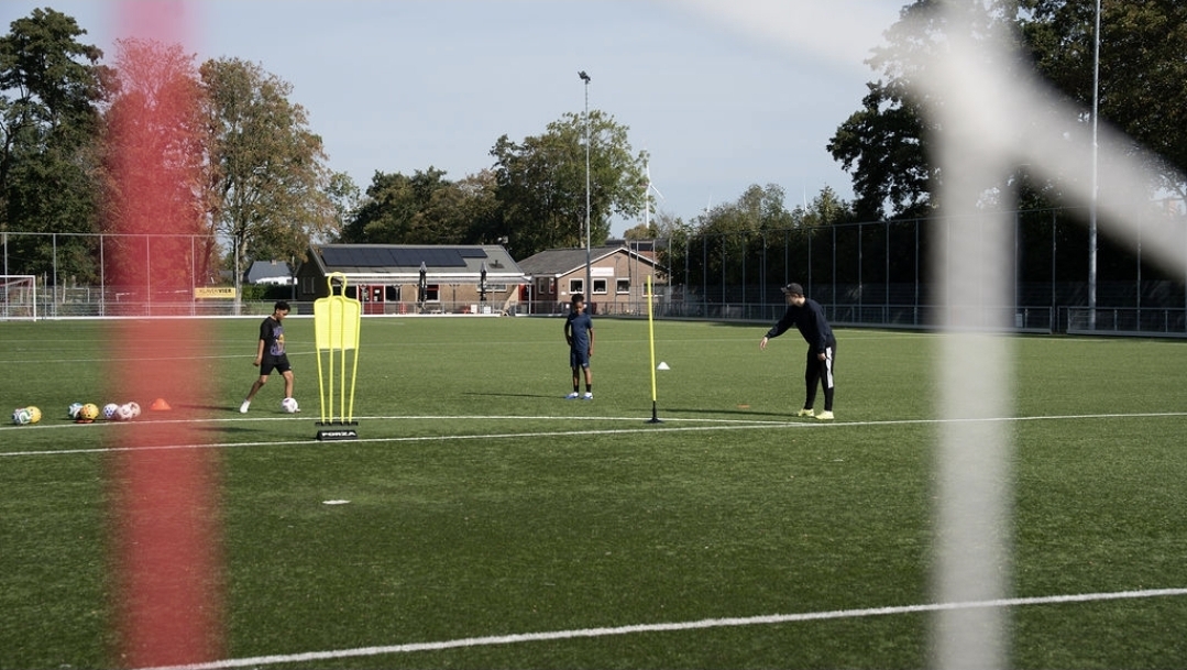 Training met pionnen en een stormram, gezien door het doel